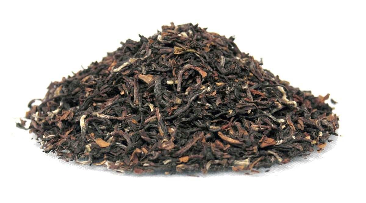 Haufen loser schwarzer Teeblätter, Schwarztee, getrocknete Blätter, Teeblätter, lose Teeblätter, Assam/Second Flush?