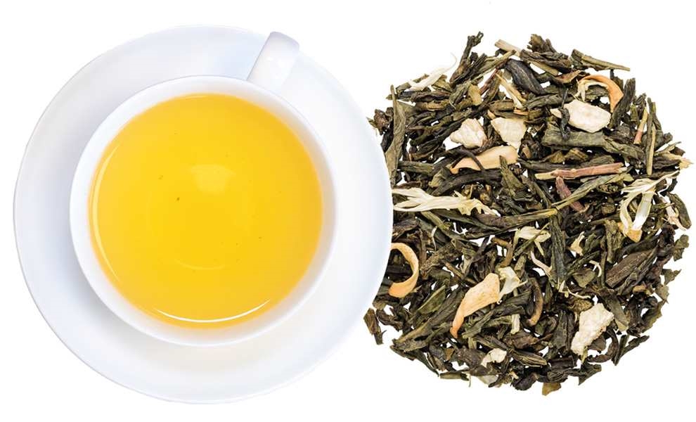 Tasse grüner Tee neben losen Teeblättern, grüner tee, tee-blätter, loser tee, gelber brühe, tasse