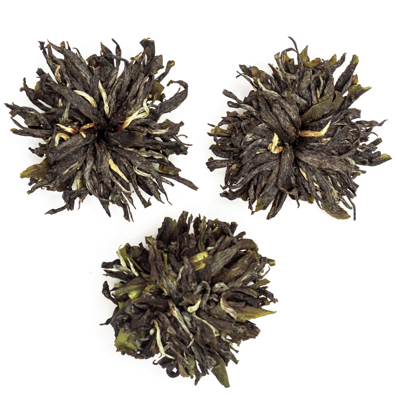Drei handgebundene Teeblumen aus grünem Tee, tee, tee-blüte, teeschaum, schwarzer tee, pflanzenbeere