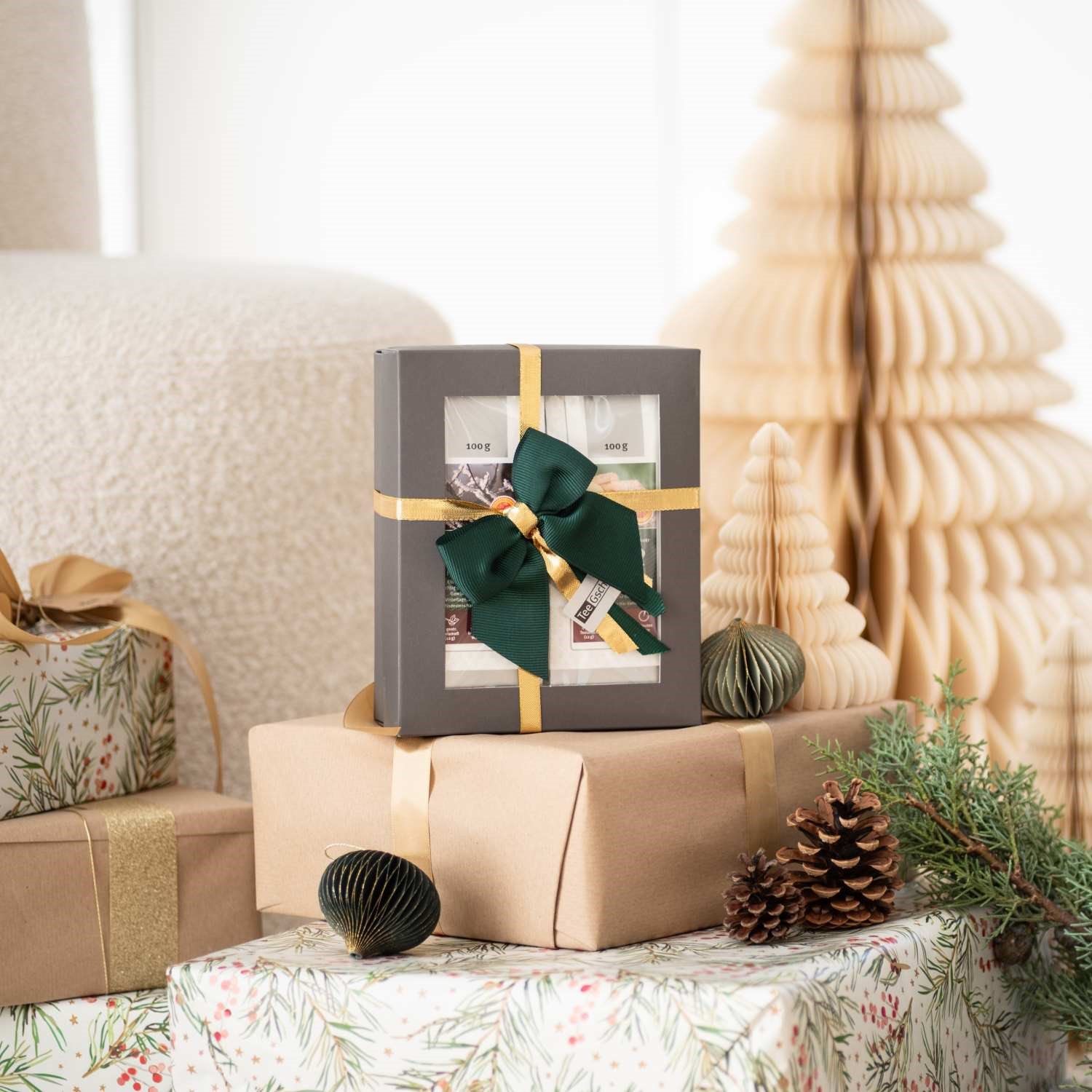 Geschenkbox mit goldener Schleife und Weihnachtsdekoration, Geschenke, Verpackung, Paket, Geschenkbox, Dekoration