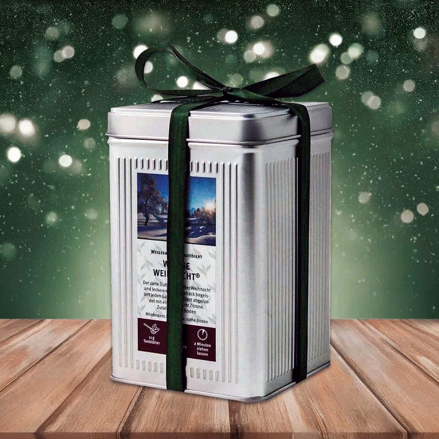 Stilvolle Metallbox mit Geschenkband vor grünem Hintergrund, tee, Geschenk, Metalldose, Weihnachtsdose, Verpackung