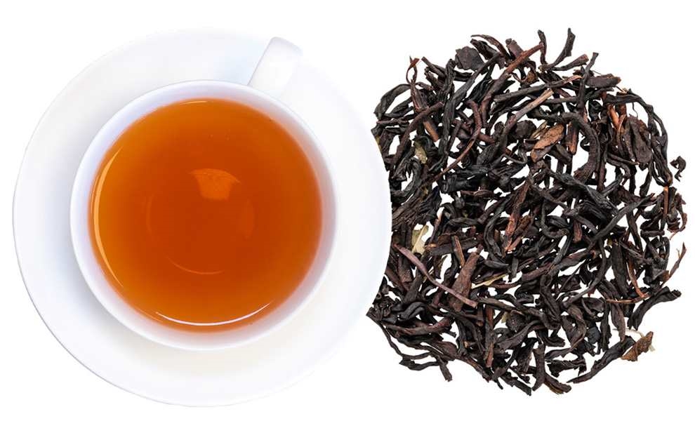 Weiße Tasse mit schwarzem Tee und losem Blatttee, Tee, Schwarztee, Teeblätter, Aufgussfarbe, Teekanne