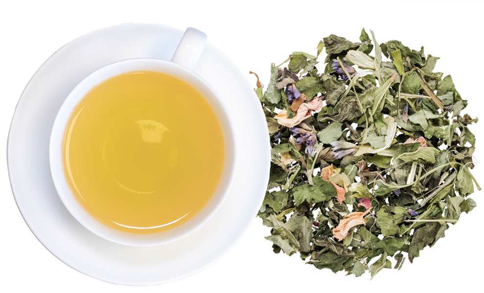 Tasse aufgebrühter Chillma® Bio Kräutertee neben der losen, krautig-süßlichen Teemischung mit Melisse, Hanf und Hopfen