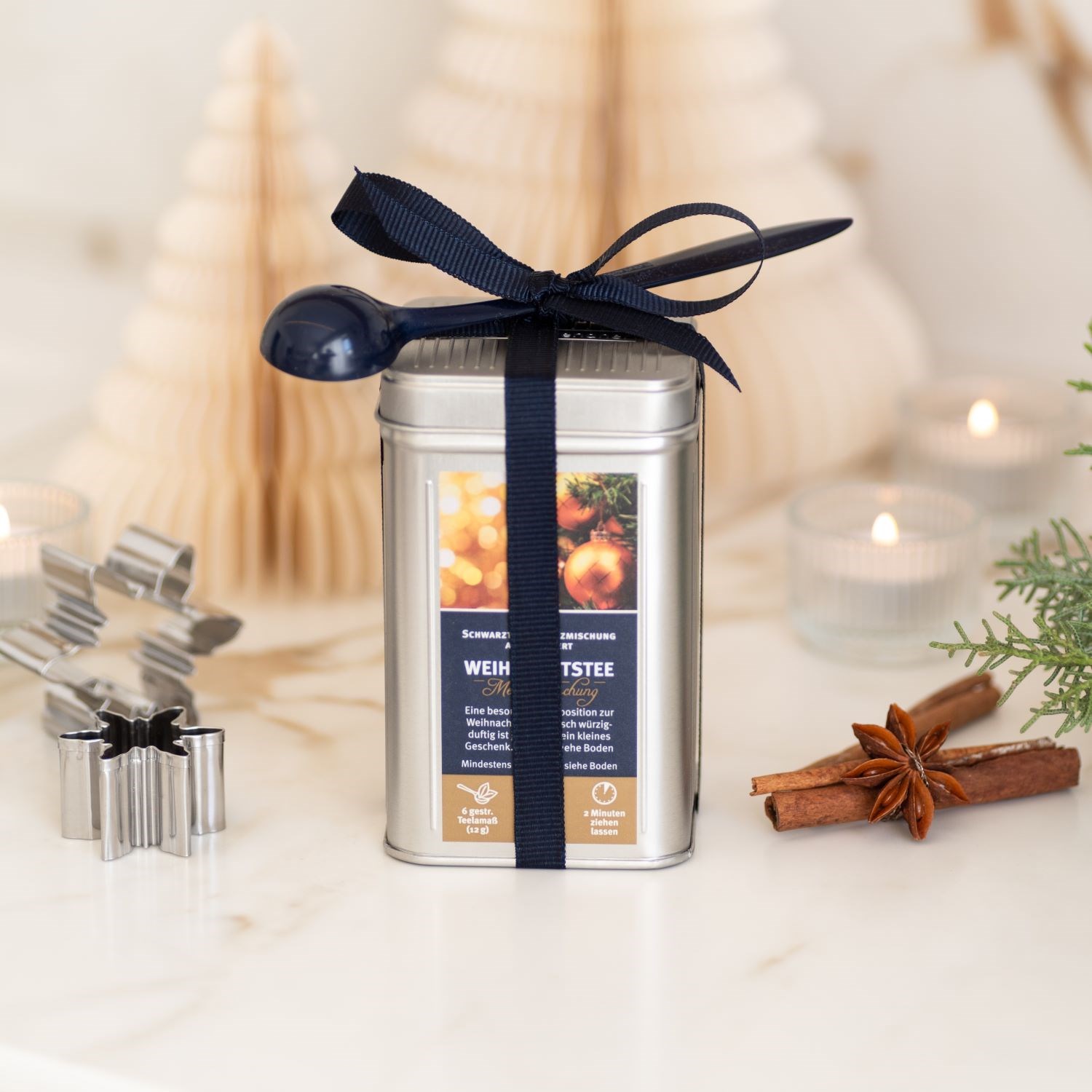 Weihnachtstee-Geschenkdose mit Schleife und Gewürzen, Blechdose, Tee, Gewürz, Weihnachtsduft, Keksformersatz