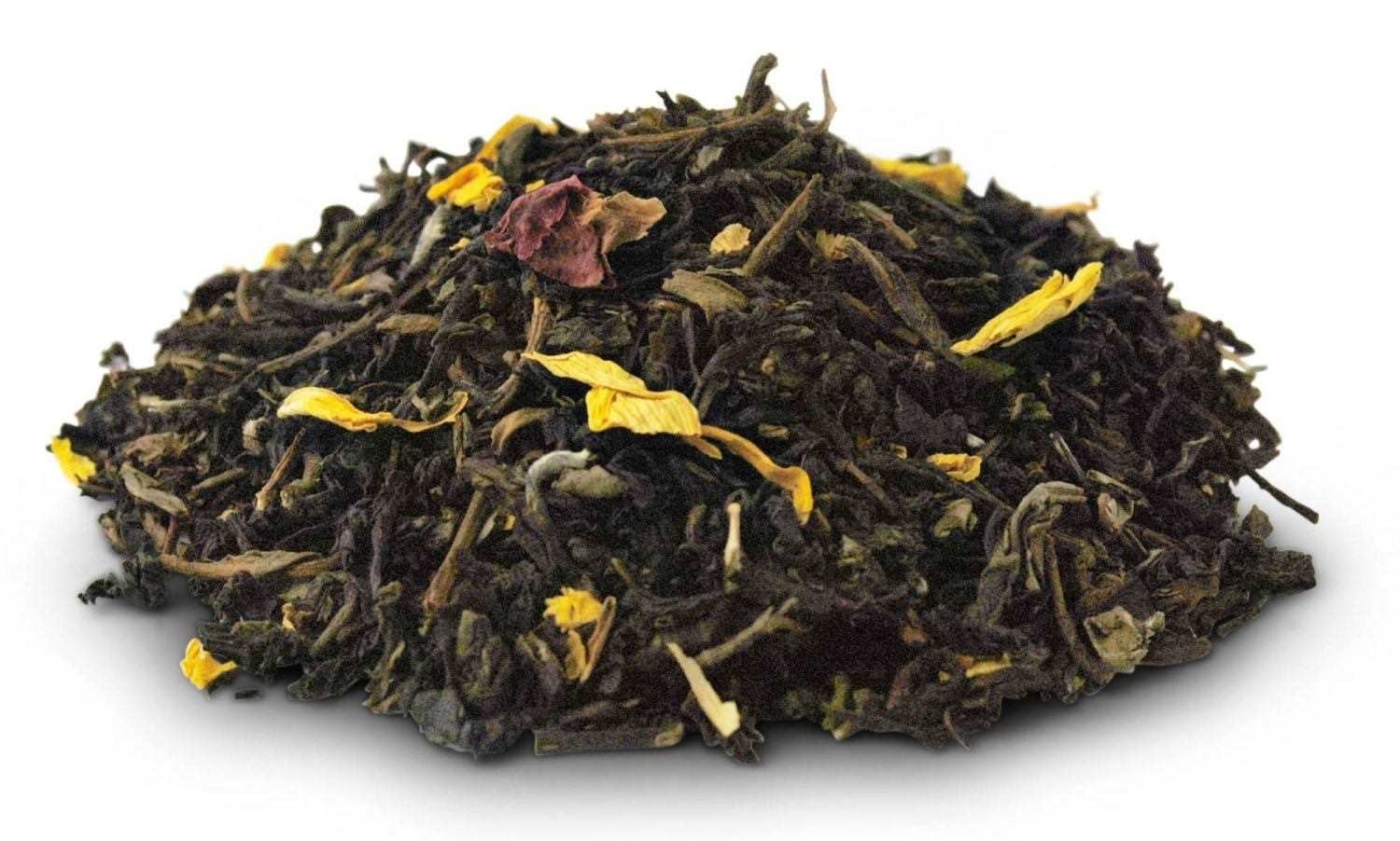 Haufen loser schwarzer Tee mit gelben Blütenblättern, Tee, Schwarzer Tee, Blätter, Gelbe Blüten,  lose leaf