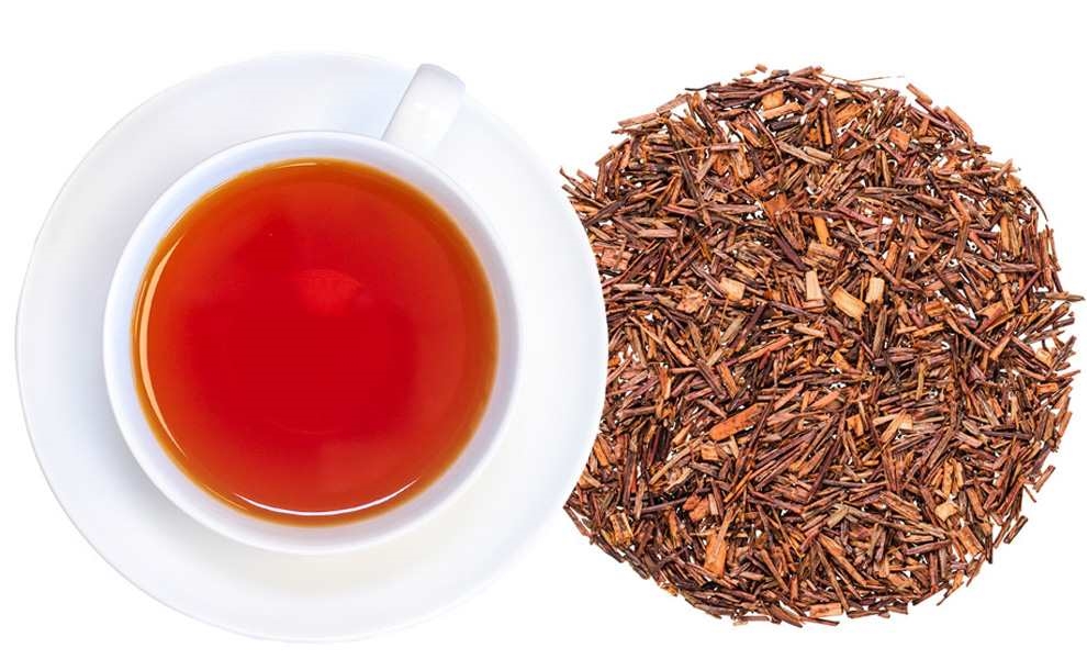 Weiße Tasse mit Rooibostee und losem Rooibos, Tea, Loose leaf, Rooibos, Herbal, Cup tea