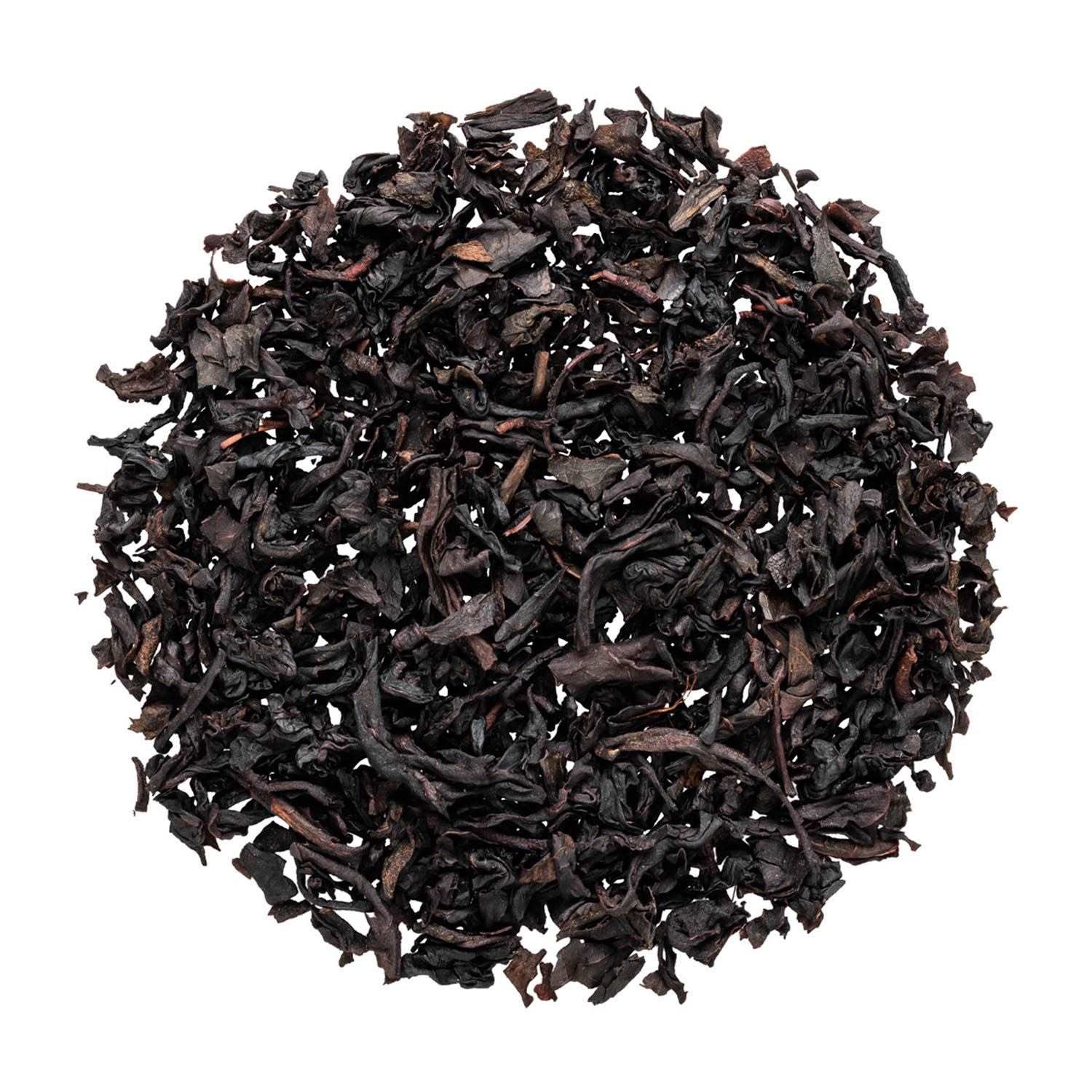 Nahaufnahme von losem schwarzem Tee, Schwarztee, lose Blätter, Oolong-ähnlich, getrocknet, Teeblätter