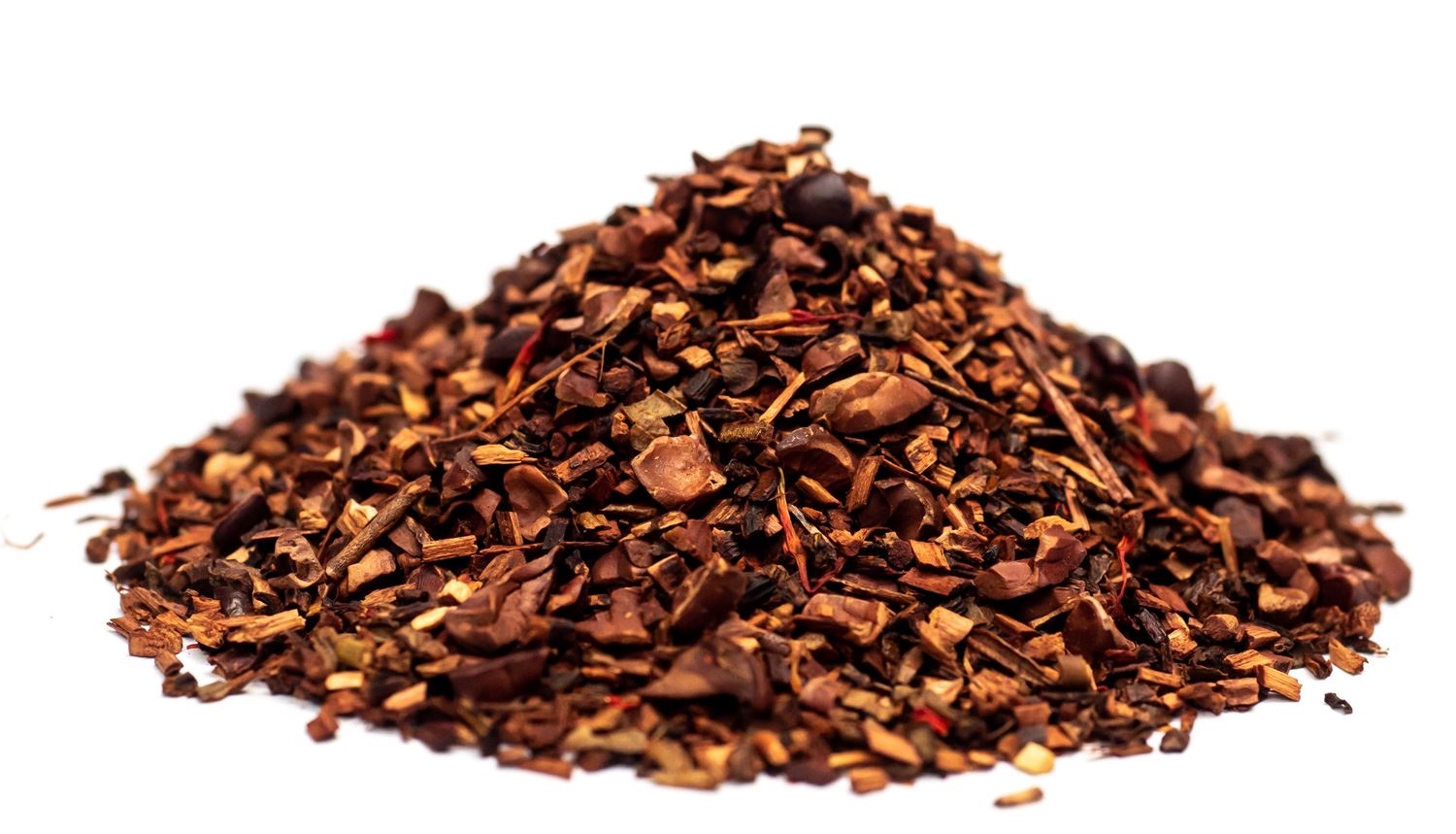 Haufen loser Kakaoschalen-Tee auf weißem Hintergrund, Korean root?, Chili, Holzstücke, Rauchtee, Teekräuter