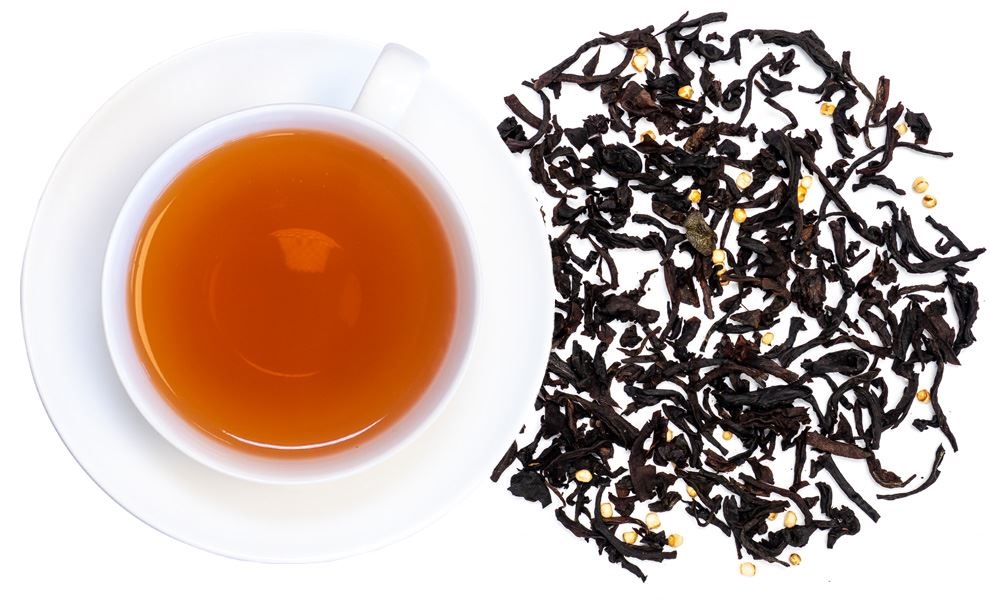 Weiße Tasse mit schwarzem Tee und losem Blatttee daneben, Tee, Teekanne, Schwarztee, Blätter, Kaffeemischung