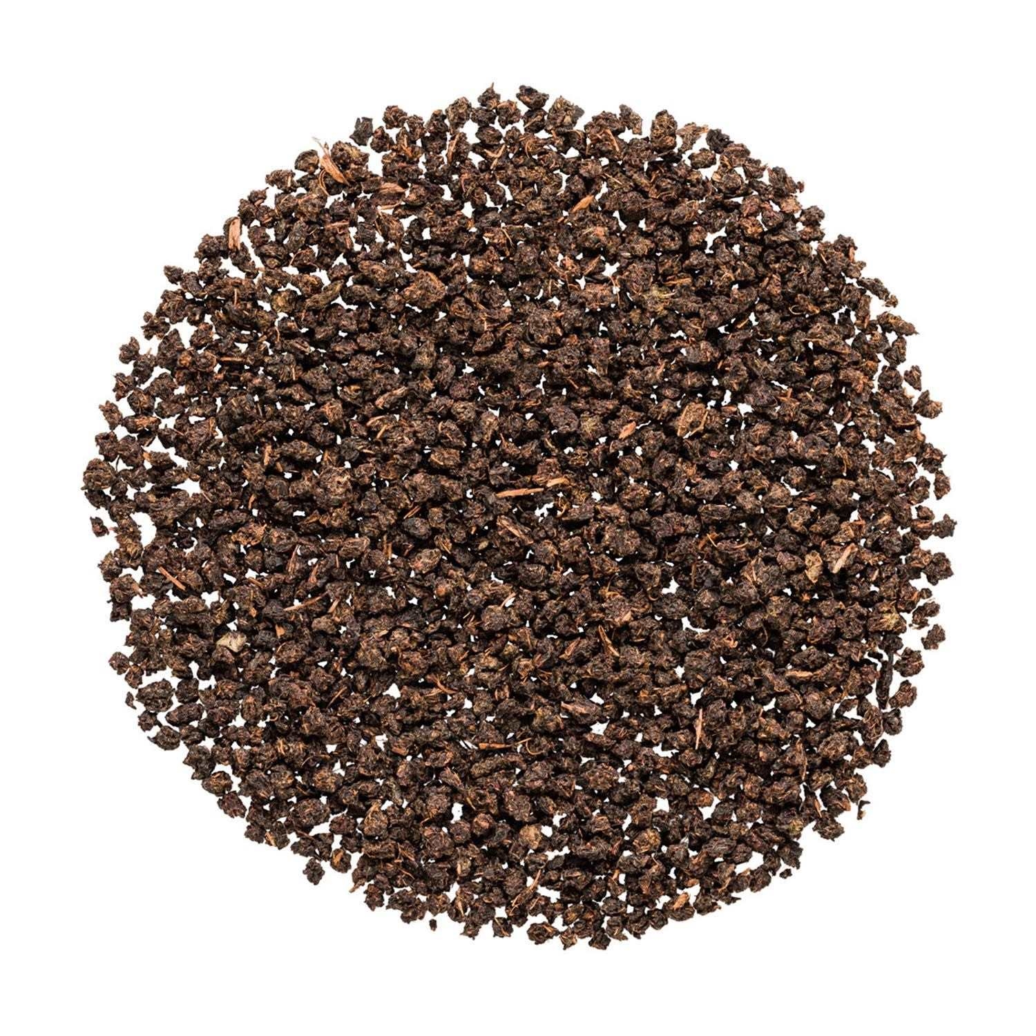 Runde Portion loser CTC-Schwarztee auf Weiß, Kaffeegranulat, Kaffee, Trockenes Granulat, Rösten, Kaffeepulver