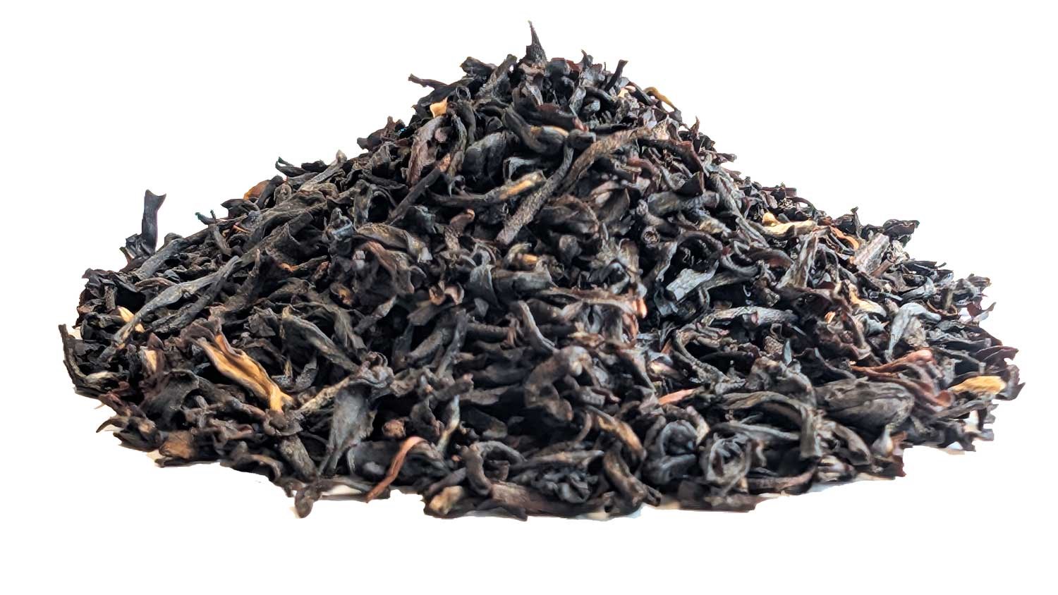 Haufen loser schwarzer Teeblätter, Tee trifft Black Tea, Loser Tee, Schwarzer Tee, Teeblätter, Ohne Hersteller