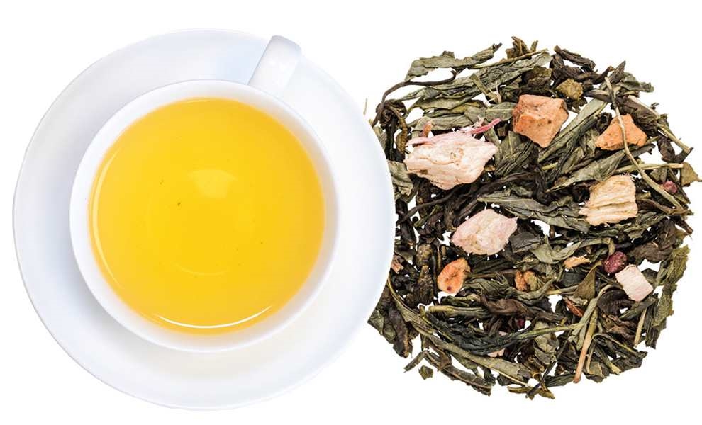 Weiße Teetasse mit grünem Früchtetee, tee, grüner tee, teeblätter, kräutertee, infusion
