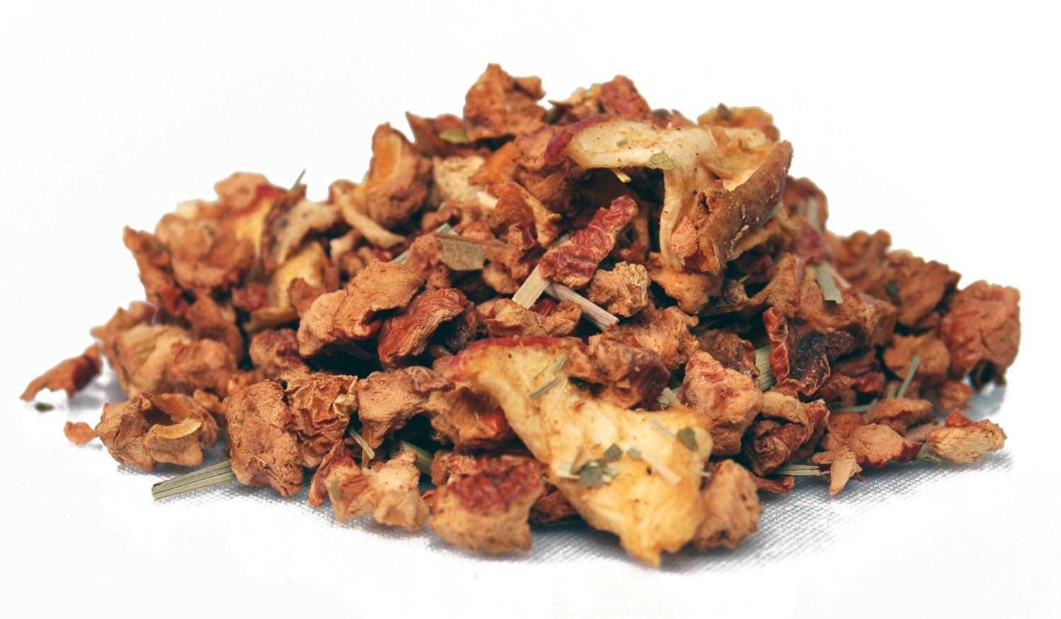 Nahaufnahme einer Portion getrockneter Apfelstücke, Knusprige Brühe, Fleischstücke, Trockenfleisch, Knusprig, Kräuterstückchen