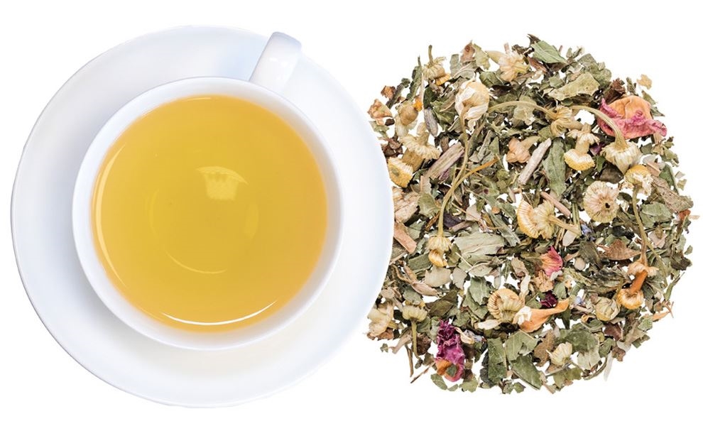 Weiße Tasse mit Kräutertee und loser Teemischung, tee, teebeutel, loseblätter, kräutertee, heißgetränk