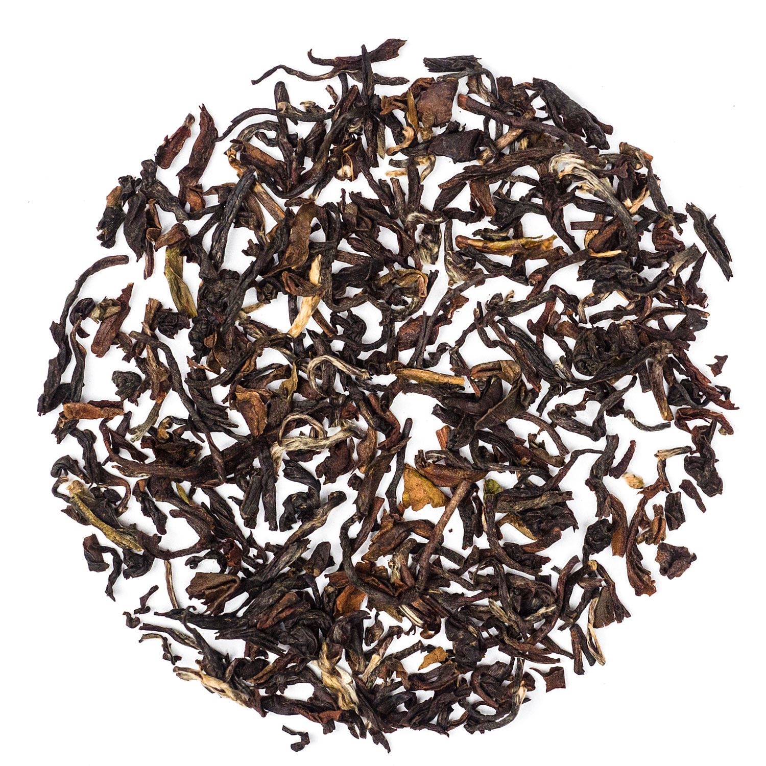 Lose Darjeeling Schwarzteeblätter auf Weiß, Tee, Schwarztee, lose Blätter, Rosen-Tee, Blätter-Mischung