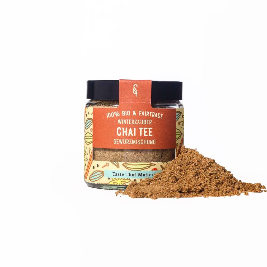 Bocal de mélange d’épices pour thé chaï Winterzauber 100 % bio et équitable avec poudre d’épices chaï versée à côté