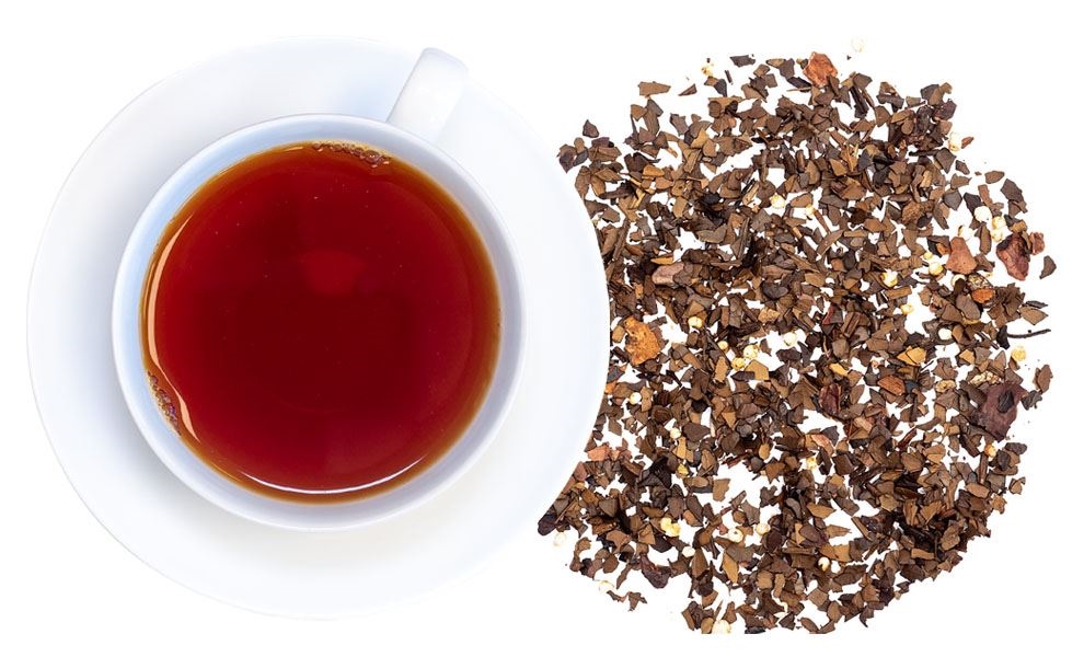 Weiße Tasse mit Kräutertee und losen Teeblättern, Kaffee, Tee, Teeprobe, Kräutertee, Bohnenrinde