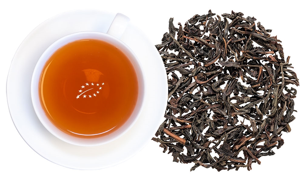 Weiße Tasse mit Schwarztee und losen Teeblättern, tee, schwarzer tee, lose blätter, teetasse, aufbrühen