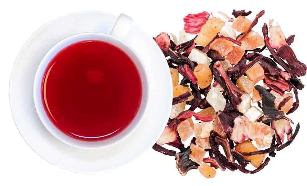 Tasse roter Früchtetee mit Hibiskus und Trockenfrüchten, Kräutertee, Tee, Früchtetee, Rottee?, Dried fruit