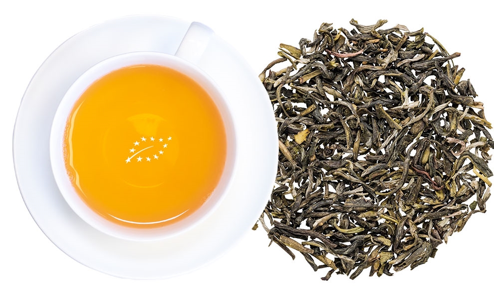 Weiße Tasse grüner Tee mit losen Blättern daneben, tee, tee-blatt, teeblatt, honigig, tea