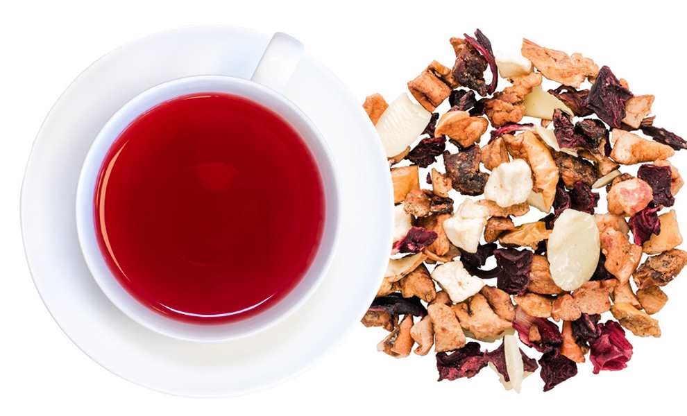 Weiße Tasse mit rotem Früchtetee und Teemischung, tee, teegetränk, rotertee, kräutertee, getreide?