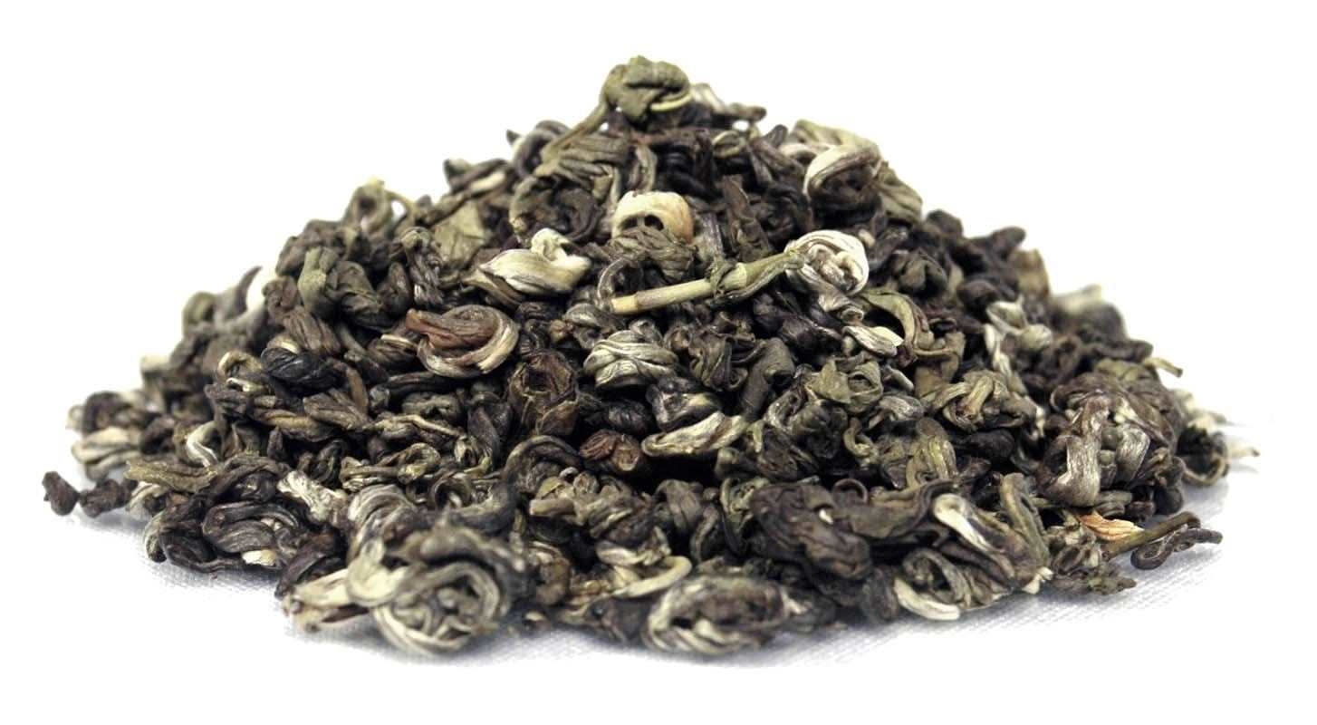 Lose Blätter grüner Tee Gunpowder auf weißem Hintergrund