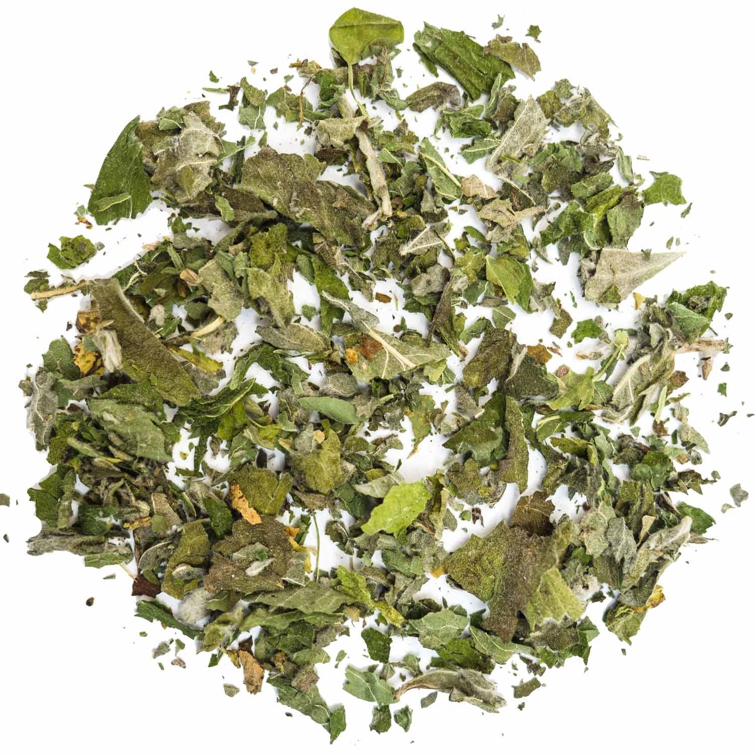 Nahaufnahme von geschnittenem getrocknetem Salbeikraut, getrocknete-mentholblätter, kräuter-mixture, grünes-pulver, blattstücke, pile-of-dried-herbs