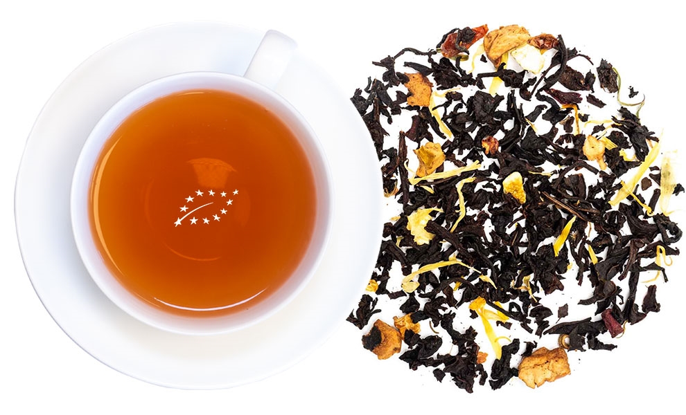 Weiße Tasse Schwarztee neben Früchtetee-Mischung, tee, schwarzer tee, tee-beutel, lose blatt, tasse
