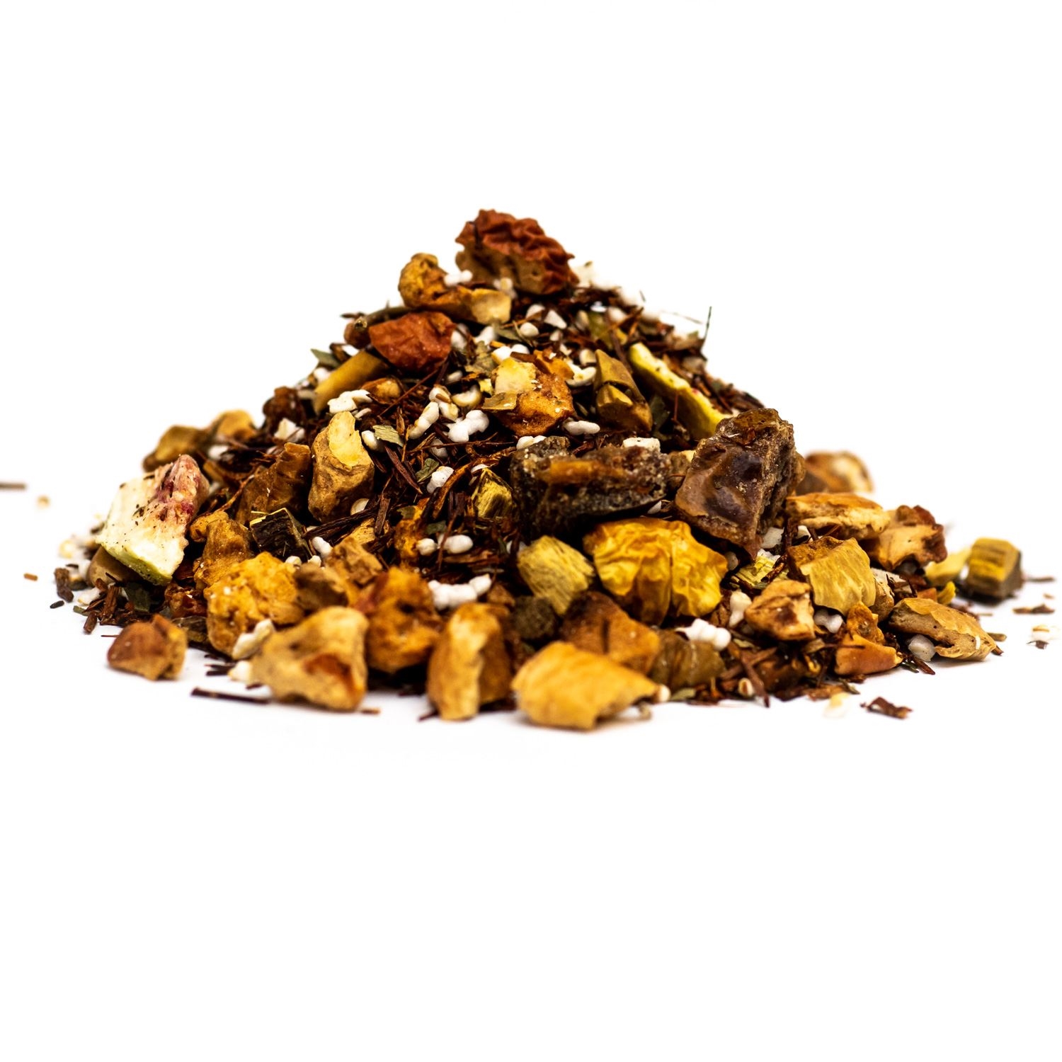 Bunter Haufen Früchtetee mit Rooibos auf weißem Hintergrund, Kräutertee, Teemischung, Trockenes Teezubehör, Kräuterstücke, Bunte Stücke