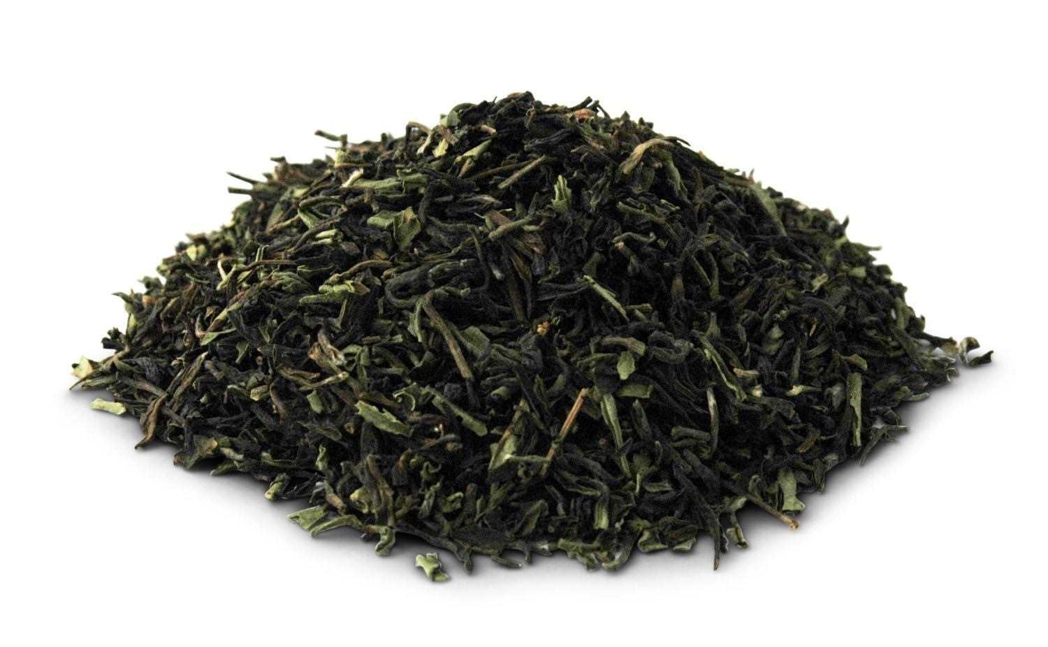 Haufen loser schwarzer Teeblätter auf weißem Hintergrund, Tee-Blätter, Grüner Tee,  loser pile?, get rid, green tea leaves