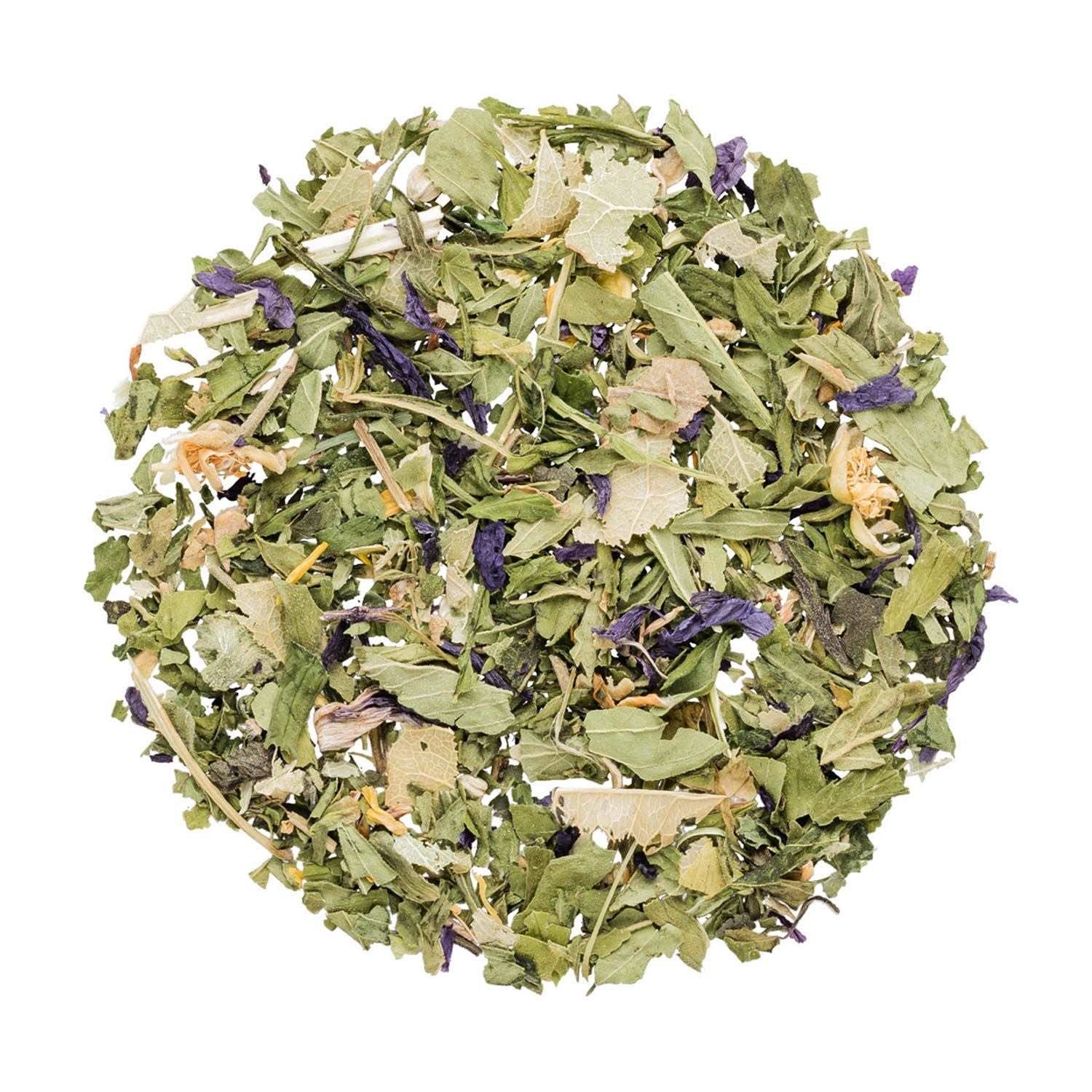 Runde Portion lose Kräutertee-Mischung auf weißem Hintergrun
