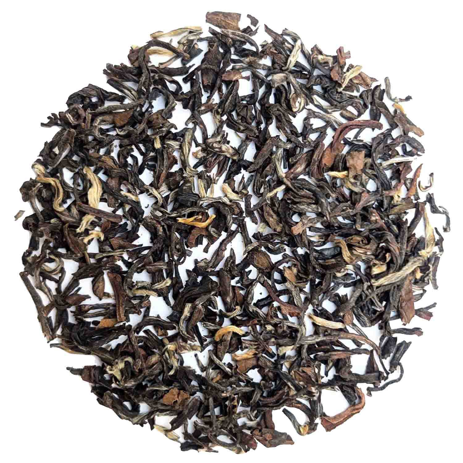 Nahaufnahme von losem weißem Blatt-Tee, Tee-Blätter, Kräutertee, Lose Blätter, Dunkelbraun, Tee-Mischung, Teeblätter, Oolong, Lose-Blatt, Dunkler Tee, Tee-Gefäß