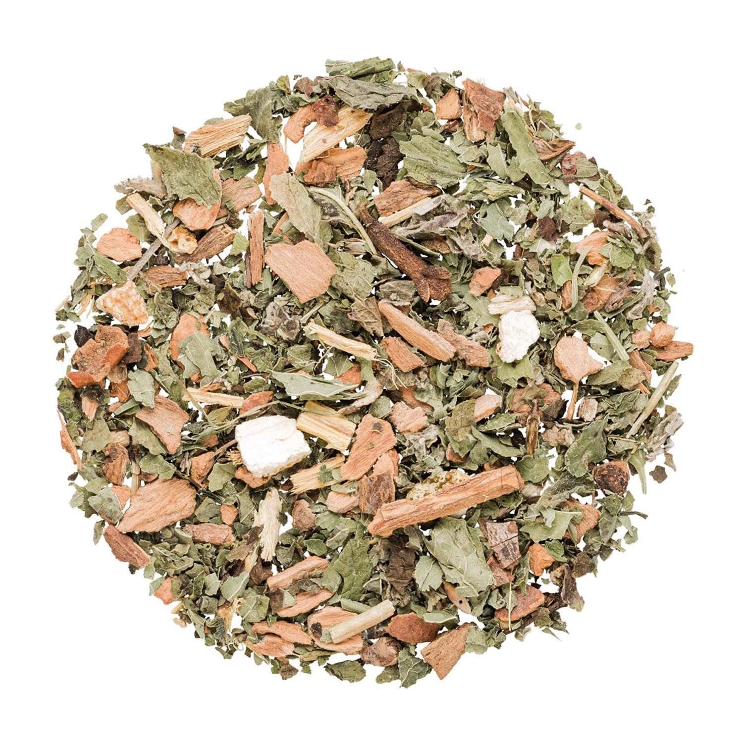Runde Portion lose Kräutertee-Mischung auf Weiß,  Kräuter,  Tee-Mischung,  getrocknet,  Grün,  Pflanzenteile