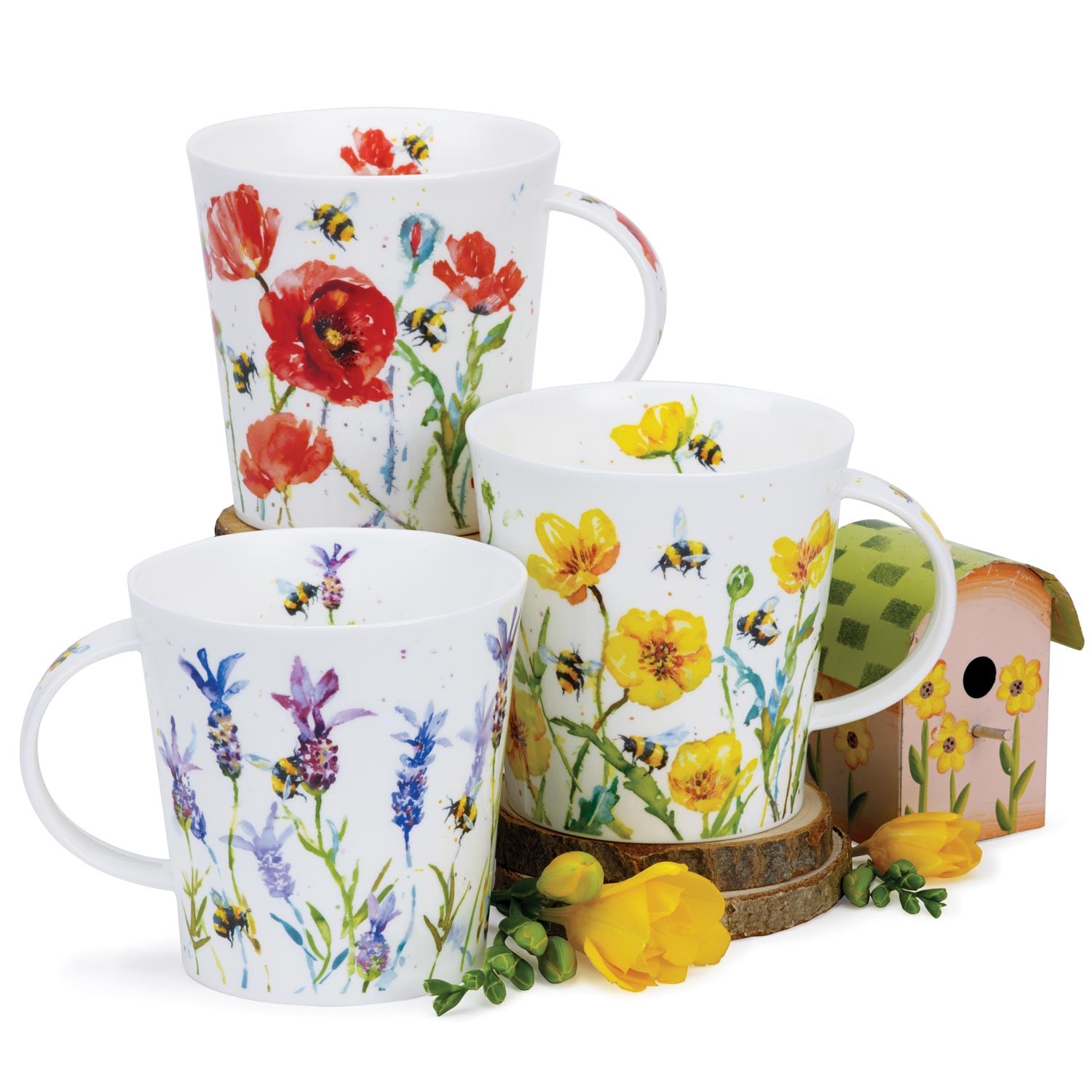 Drei Porzellantassen mit bunten Blumen und Bienen, porzellanbecher, tee tasse, blumendesign, bienchen motif, bunt]]} }{