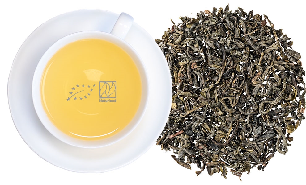 Weiße Tasse mit grünem Tee und losen Teeblättern, Tee, Teeblätter, Kanne, Blättertee, Tee