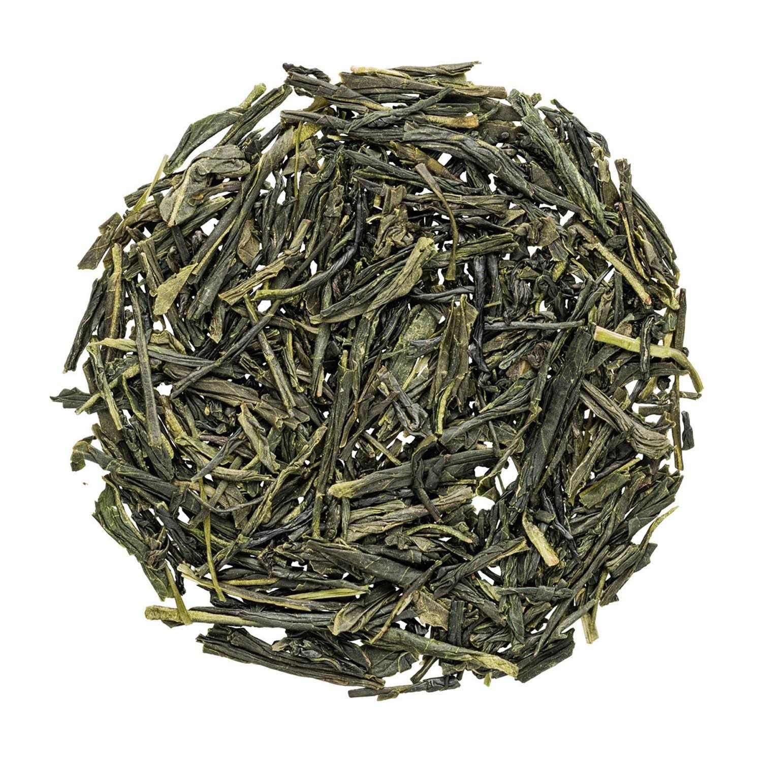 Runde Portion loser grüner Tee Sencha auf Weiß, Green tea, Lose Blatttee, Lose-Blatt, Grüner Tee, Blättertee