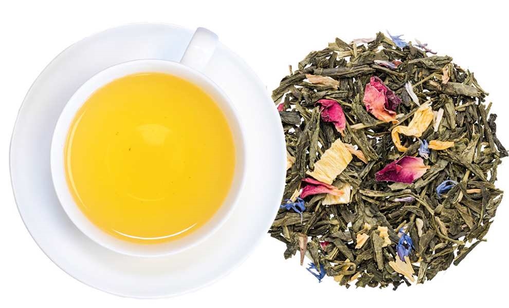 Tasse grüner Tee neben losem Blütentee, tee, tee blätter, blüten gemischte teeblätter, gelb farbe, kaffee?