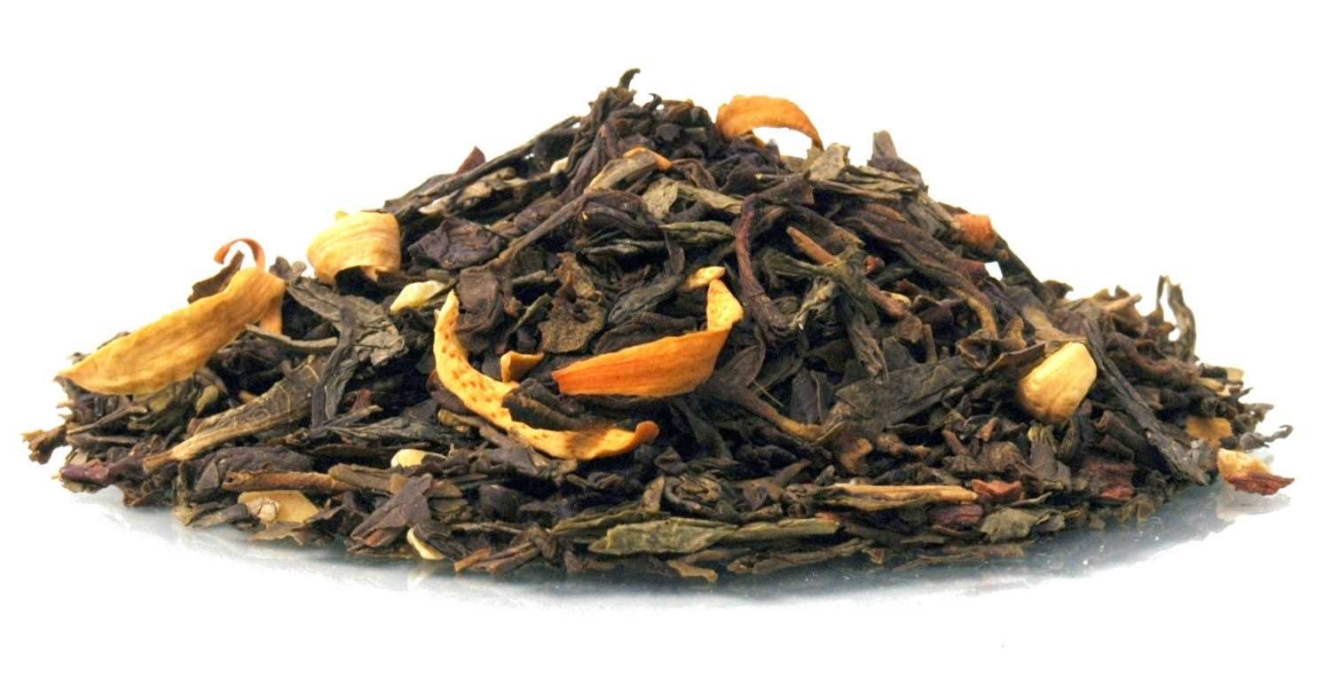 Haufen loser Schwarztee mit getrockneten Orangenschalen, Schwarztee, lose Blätter, orange Zitrusstücke, Teeflakes, Kräutertee?