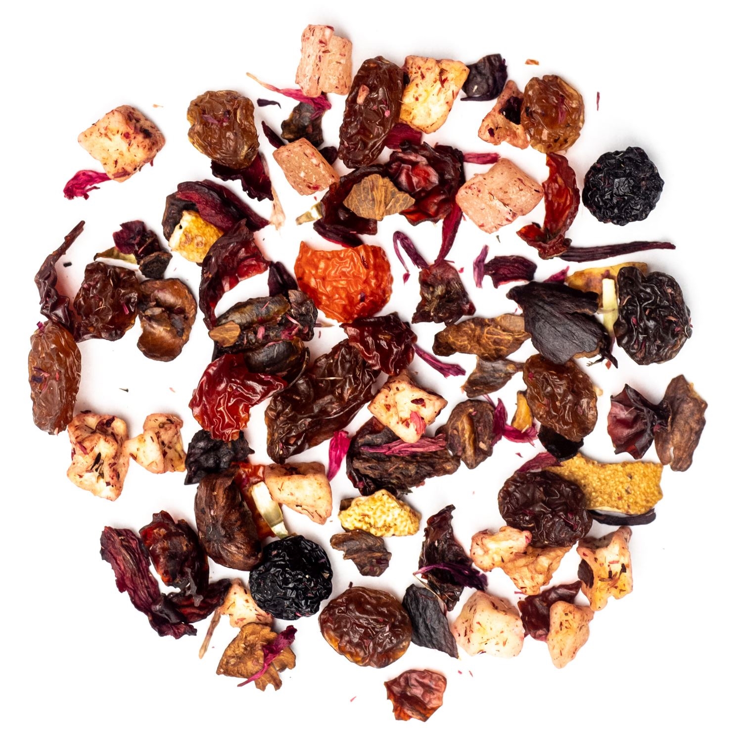 Bunte Früchtetee-Mischung mit Trockenobst auf Weiß, Tee-Mischung, Trockenobst, Fruchtstücke, Rosenhippe, Käsewürfel