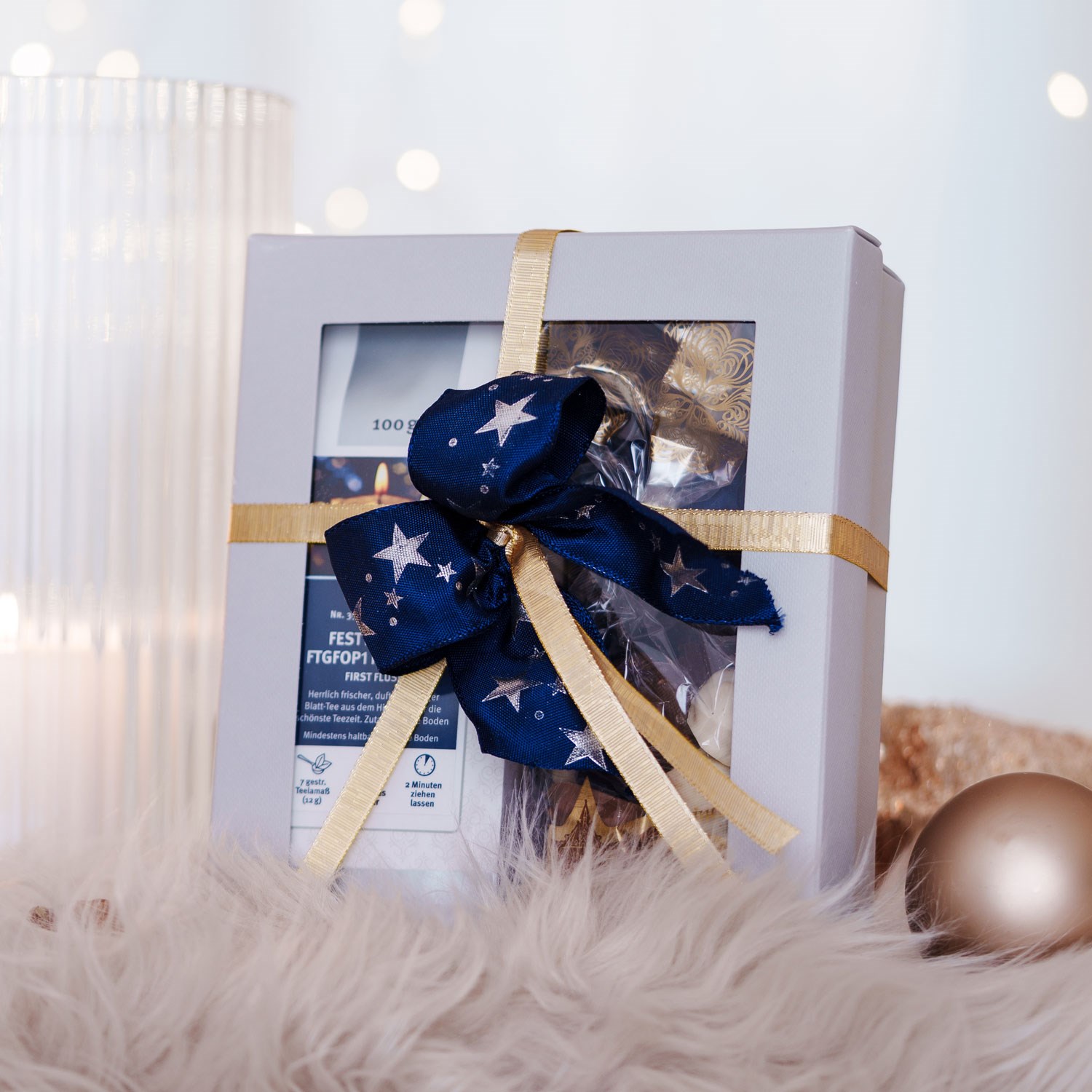 Geschenkbox mit Tee und Schokolade in weißer Verpackung, Geschenkkarton, Geschenkverpackung, Schleife, Deko-Box, Star Muster