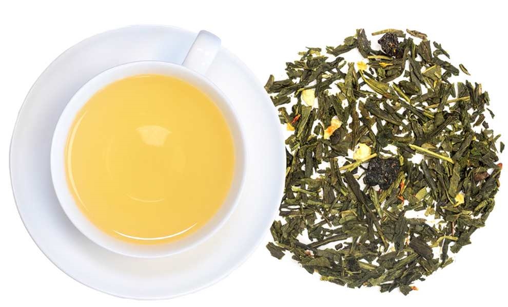 Weiße Tasse mit aufgebrühtem grünem Tee und Teeblättern, Tee, Grüner Tee, Kräutertee, Teebeutel, Lose-Blatt-Tee