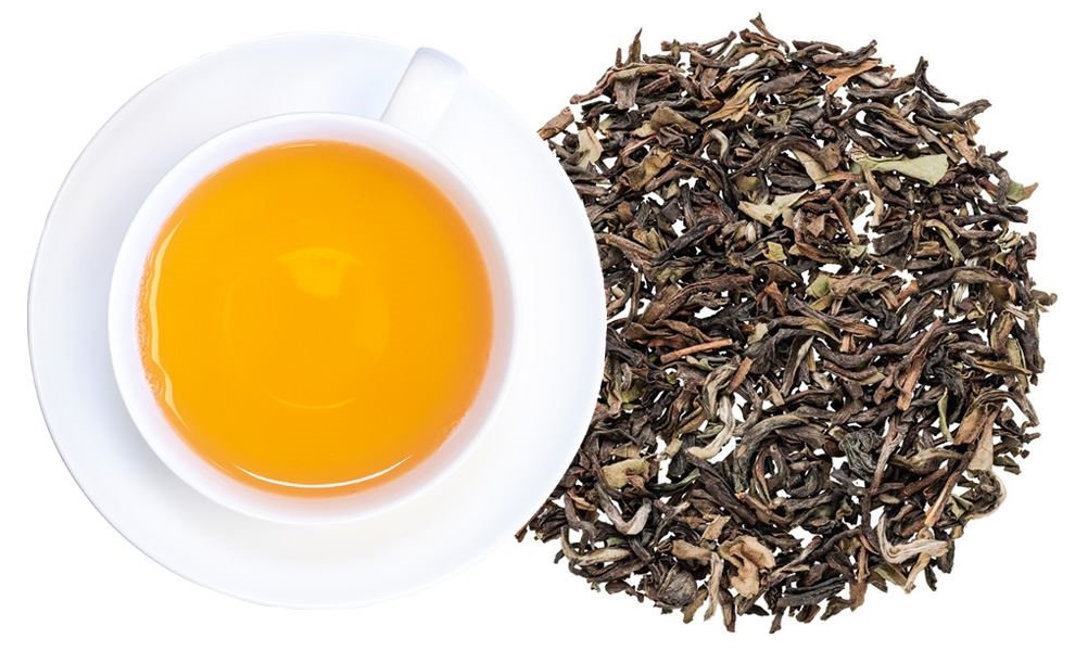 Weiße Teetasse mit aufgebrühtem losem Tee, tee, tee-blatt, grüner tee, gewürztee, losertee