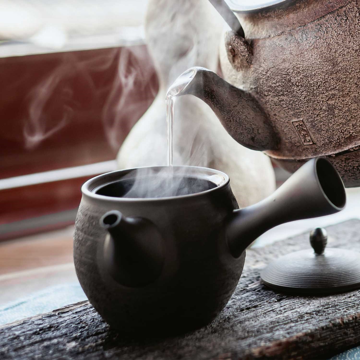 Dampfende japanische Teekanne aus Keramik, Kurkuma, Teekanne, Gusseisen, Dampf, Teezubereitung