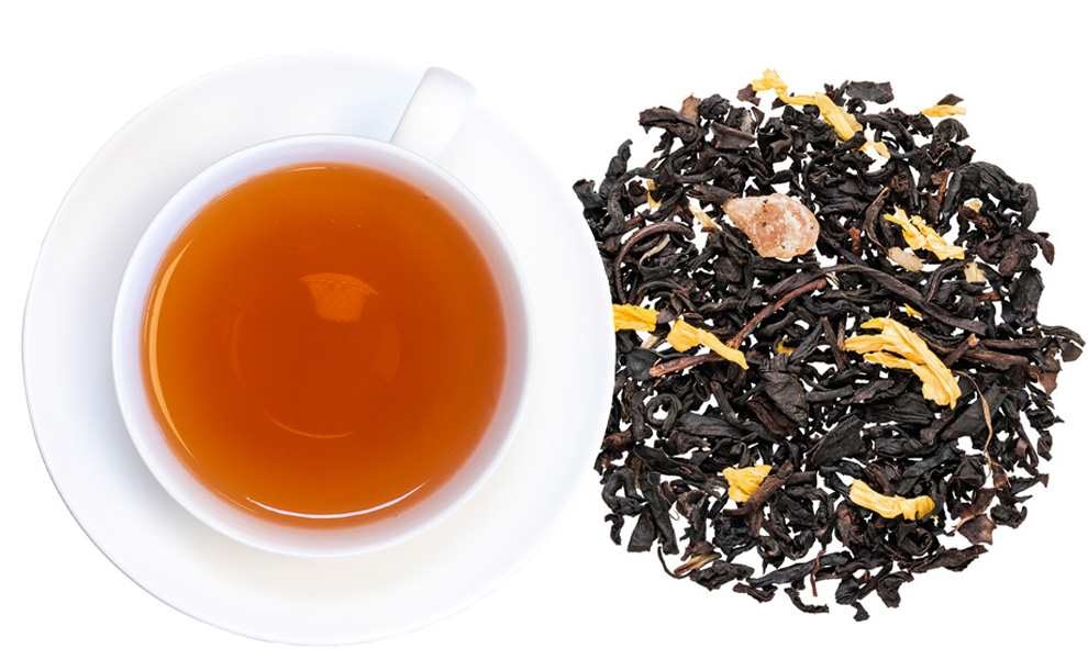 Tasse schwarzen Tees neben losem Schwarztee mit Blüten, Tea, Schwarztee, Lose Blätter, Tasse, Aufguss